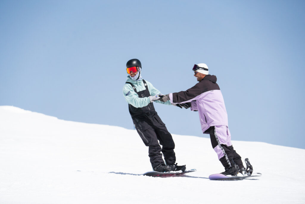 Moniteur enseignant le snowboard à un élève aux 2 Alpes – cours particulier