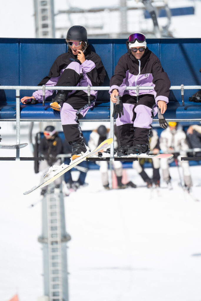 Deux snowboardeurs en tenue violette sur un télésiège aux 2 Alpes – cours collectif