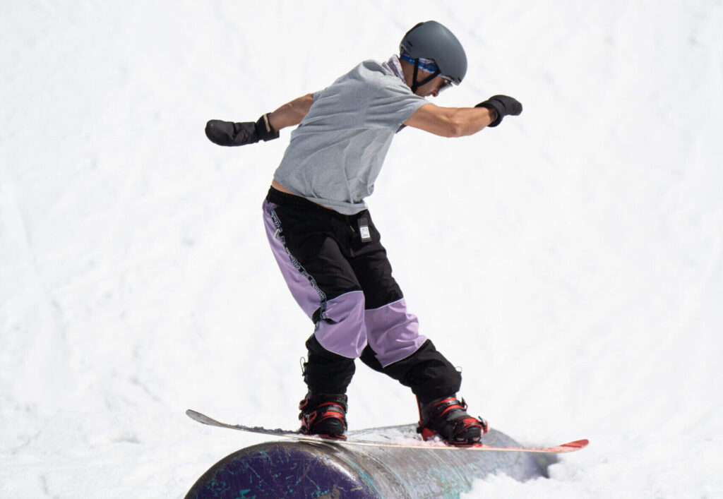 Snowboardeur réalisant un trick en freestyle – cours de snowboard freestyle