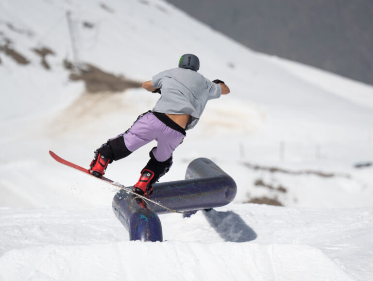 Snowboard freestyle : le guide ultime pour débuter et décoller (sans finir sur les fesses)