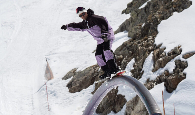 Snowboard freestyle : le guide ultime pour débuter et décoller (sans finir sur les fesses)