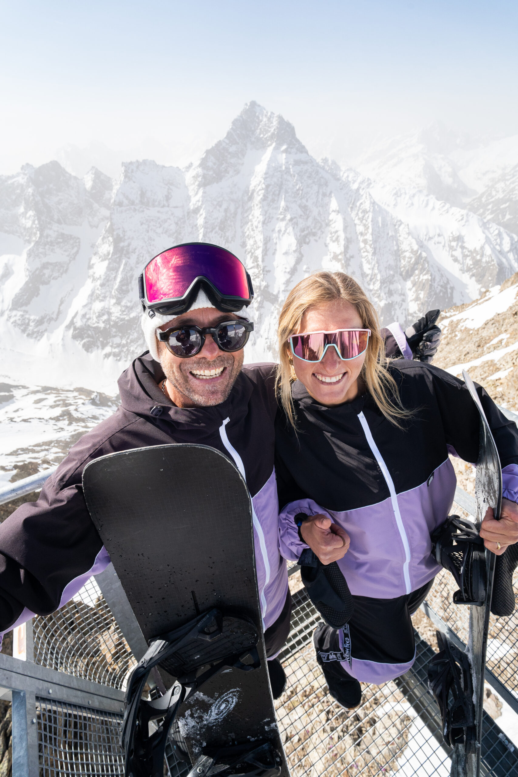 Deux snowboardeurs souriants aux 2 Alpes – photo illustrant la page contact
