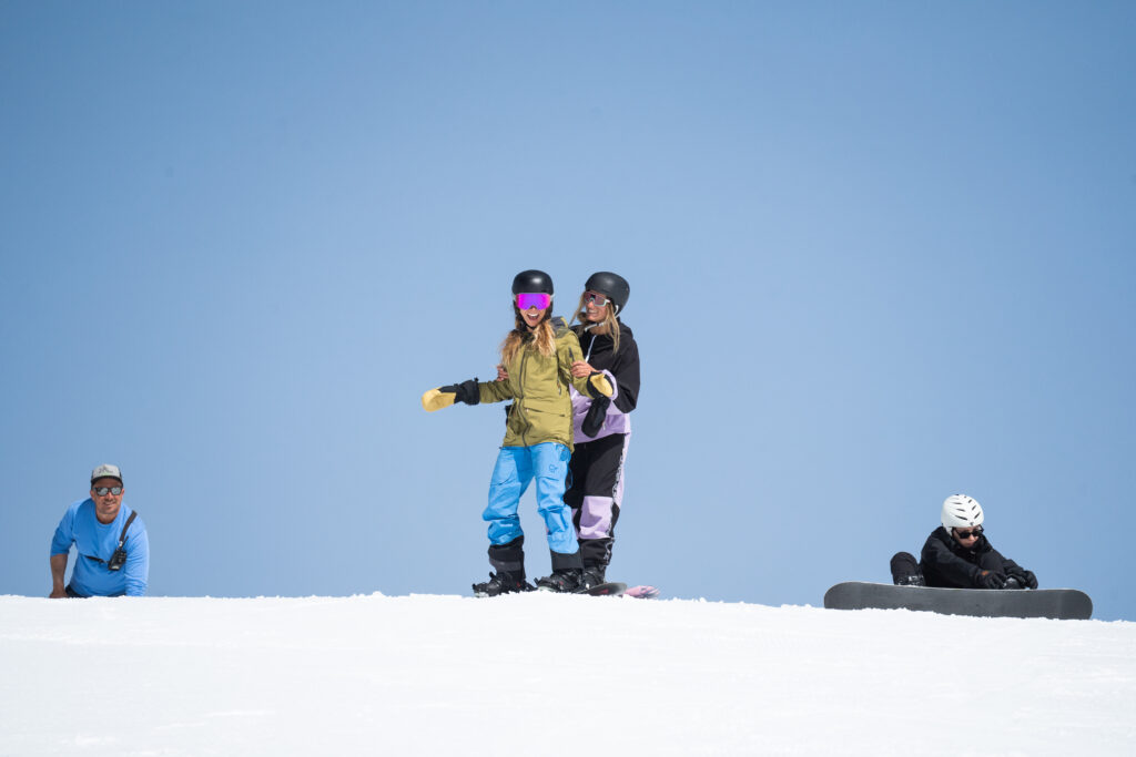 Groupe de débutants apprenant le snowboard aux 2 Alpes lors d’un cours collectif