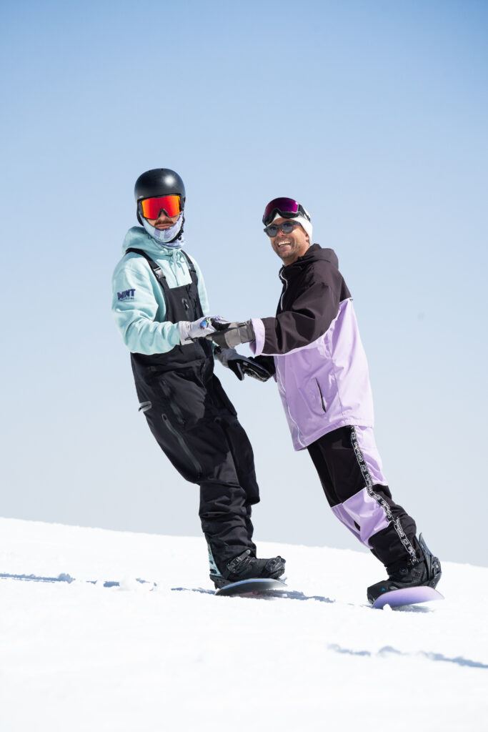 Moniteur aidant un snowboardeur pendant un cours collectif aux 2 Alpes