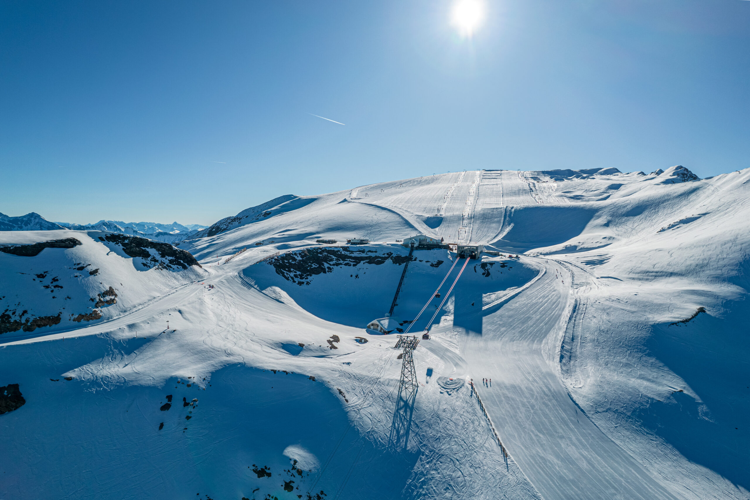 Vue aérienne des pistes enneigées du domaine skiable des 2 Alpes