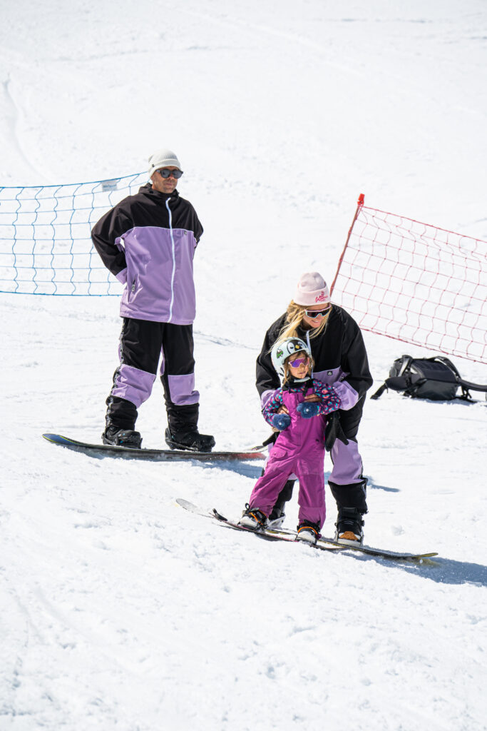 Moniteurs accompagnant un enfant lors d’un cours de snowboard pour enfants aux 2 Alpes