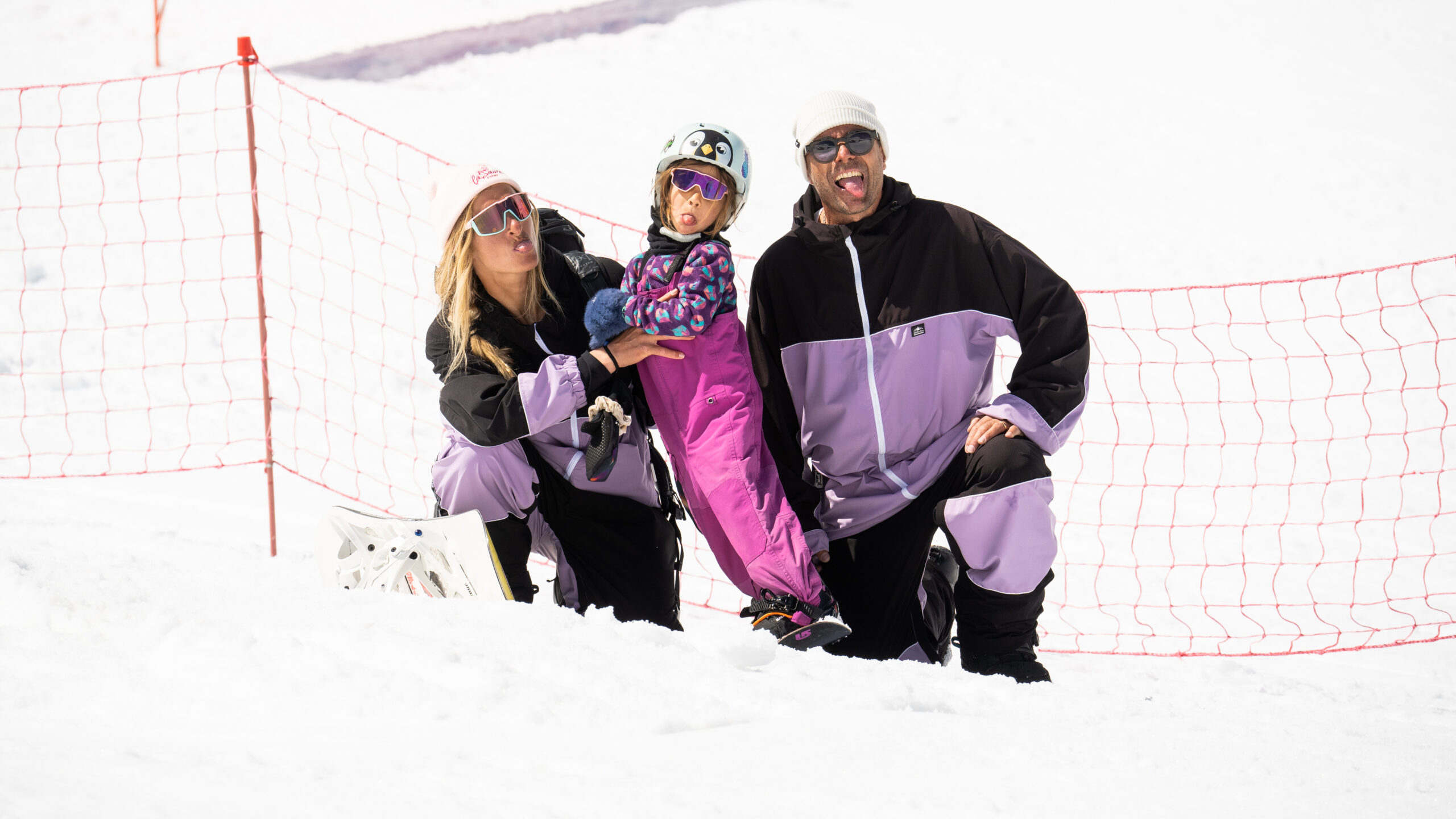 Photo de famille en snowboard prise pendant un shooting photo aux 2 Alpes