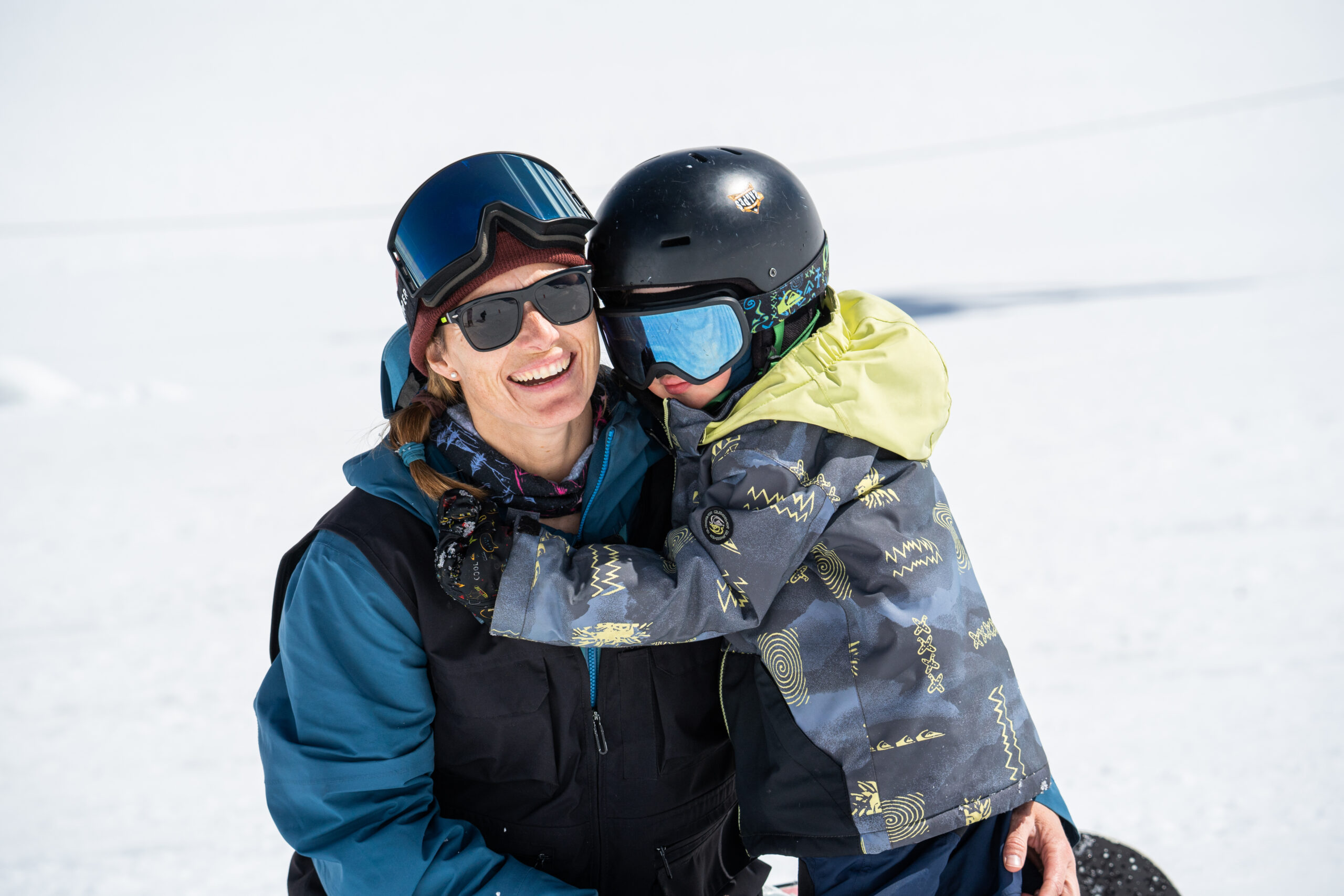 Photo mère et enfant en snowboard pendant un shooting photo aux 2 Alpes