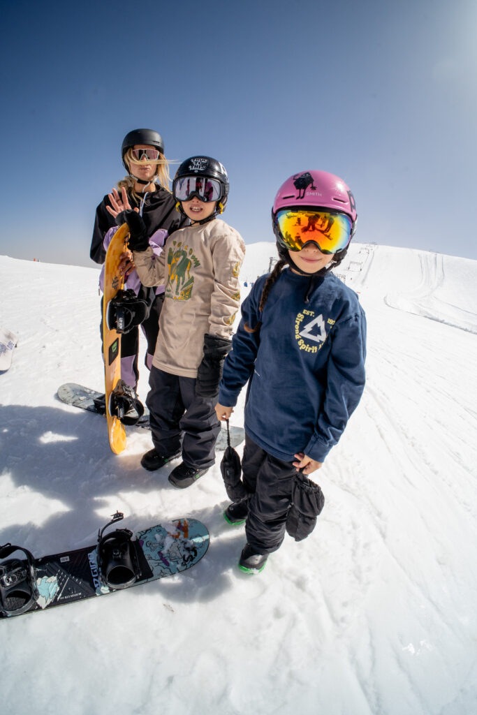 Groupe d’enfants en snowboard posant aux 2 Alpes – cours découverte enfants