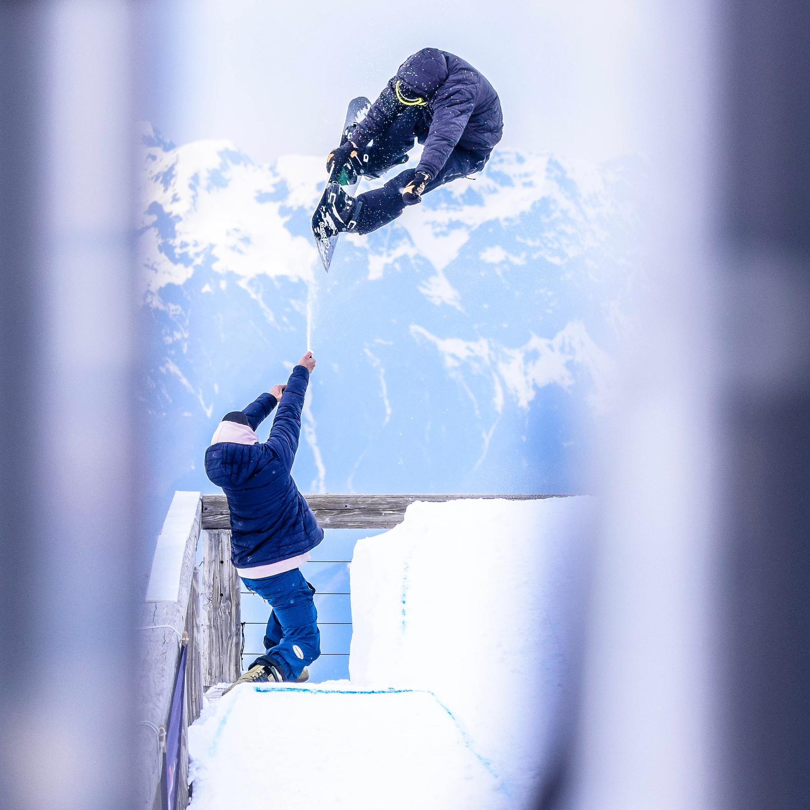 Snowboarder en action filmé pendant un shooting vidéo aux 2 Alpes