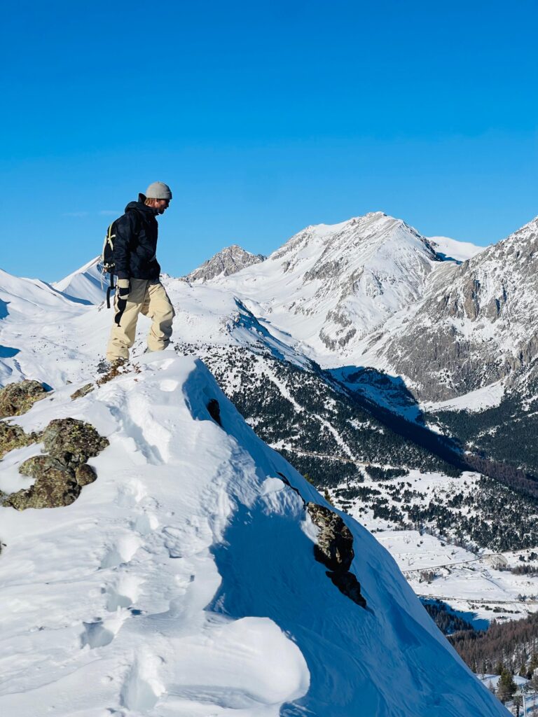 Snowboarder en sortie freeride sur une crête enneigée aux 2 Alpes