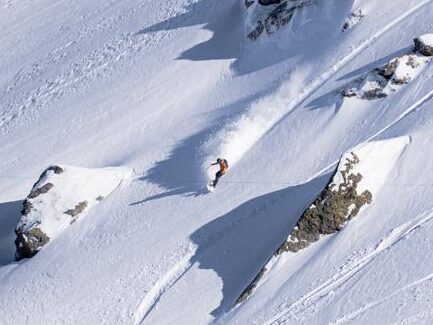 Snowboardeur en freeride dans la poudreuse aux 2 Alpes – expérience complémentaire aux cours