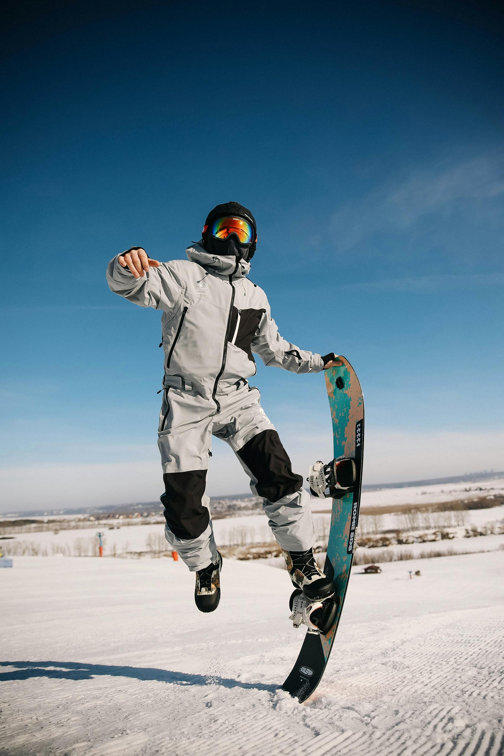Snowboarder posant avec sa planche lors d’un shooting photo aux 2 Alpes