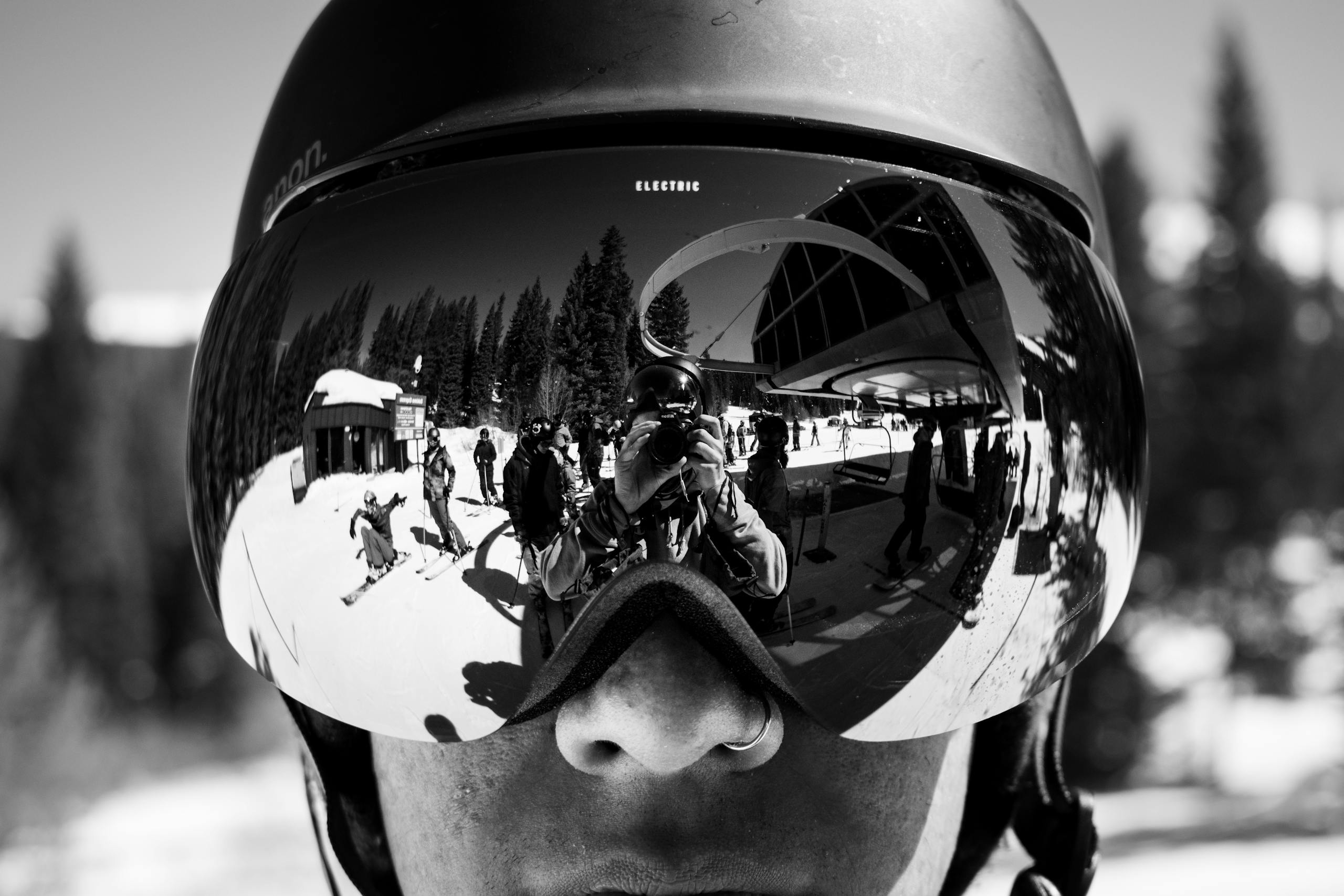 Reflet de snowboardeurs dans un masque de ski pendant un shooting photo