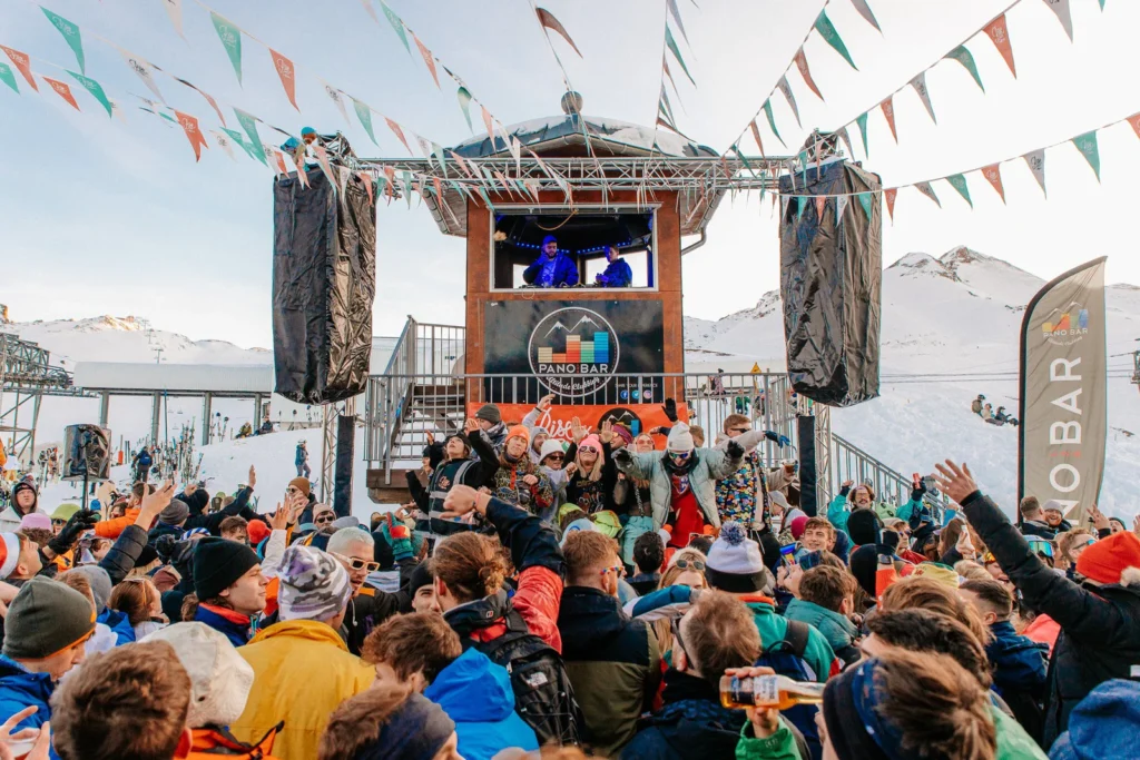 Scène festival du Pano Bar aux 2 Alpes avec le SJ et le public à la neige.